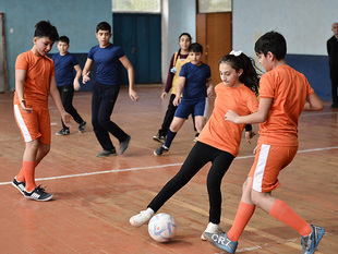 “Məktəblərdə Futbol Dərsi” layihəsi davam edir (fotolar)